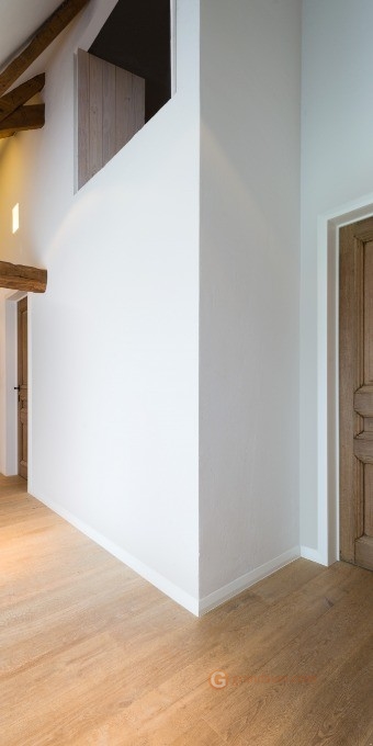 Напольный плинтус с гладким профилем Orac decor SX159