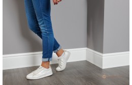 Белый плинтус из дюрополимера и полиуретана в интерьере: почему это тренд 2025 года